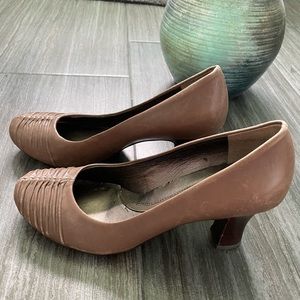 Naturalized N5 Comfort pump heels
